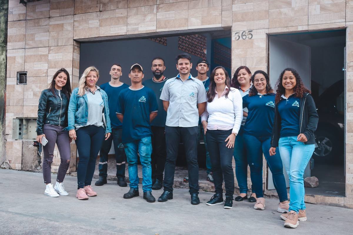 Equipe da 3R Auto Service em frente à oficina
